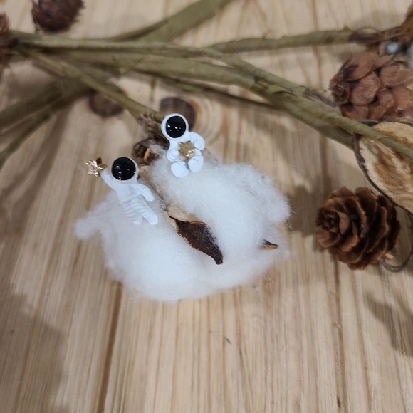 👩‍🚀🧑‍🚀NEW👩‍🚀🧑‍🚀DARLING!! Asymetrical Stud Astronaut Earrings👩‍🚀🧑‍🚀 - Picture 12 of 14